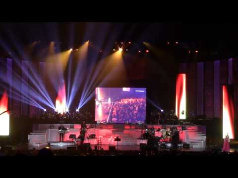 Googoosh singing (fan favorite) Makhlough at Nokia Theater 2012