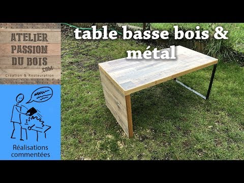 UNE TABLE BASSE EN METAL ET BOIS DE PLAN DE TRAVAIL