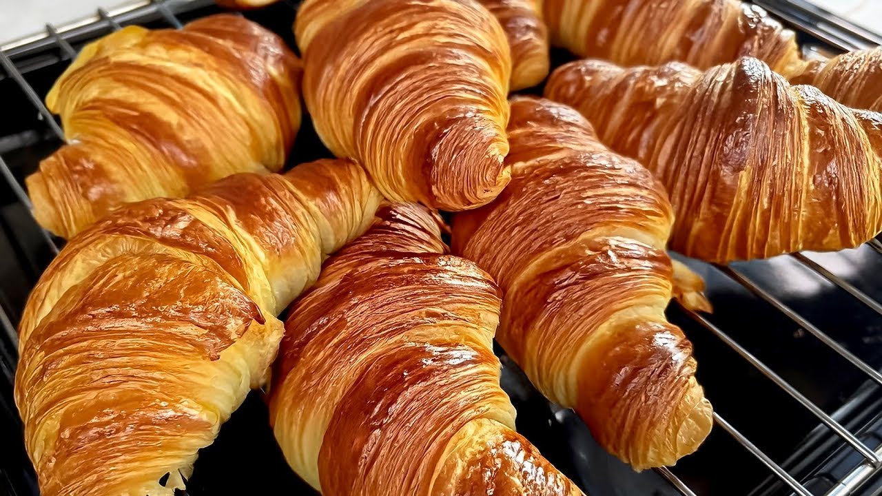 Try this method and you'll be addicted to making it at home. Croissants ❤️. Simple and easy!