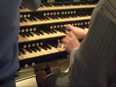 Richard Hills play Sambalina on the Theatre Organ