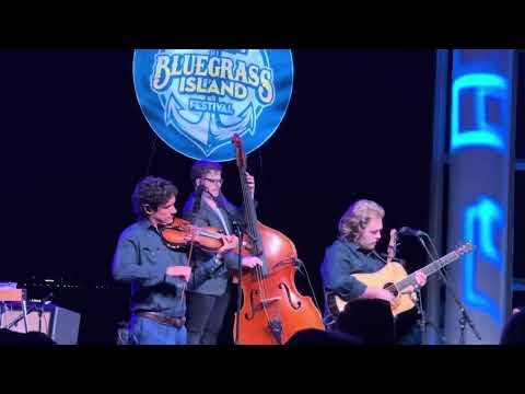 Billy Contreras fiddles Stealin’ Corn with Kentucky Thunder 