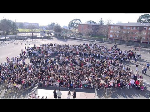 2.300 alumnos de Claret Askartza forman con sus cuerpos la palabra “Bakea”
