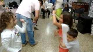 Bailando sevillas con Claudia en su falla
