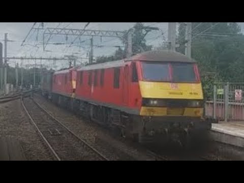 Class 90040 & 90018 - 422l - DB Cargo - At Speed - Wigan North Western - 22.05.2019