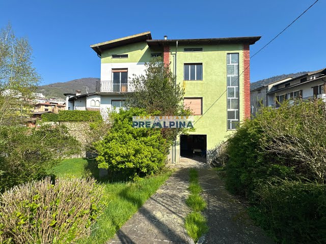 Villa singola a Peia, con due appartamenti e giardino