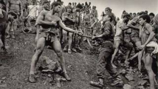 Mikel Laboa - Langile baten galderak liburu baten aurrean.