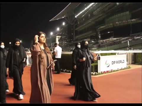 الشيخة مهرة بنت محمد بن راشد ال مكتوم خلال زيارتها في كرنفال كأس دبي العالمي لمضمار ميدان للخيول