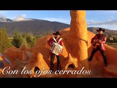 Con Los Ojos Cerrados - La Pandilla Del Rio Bravo | Video Oficial