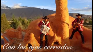 La Pandilla Del Rio Bravo - Con Los Ojos Cerrados | Video Oficial