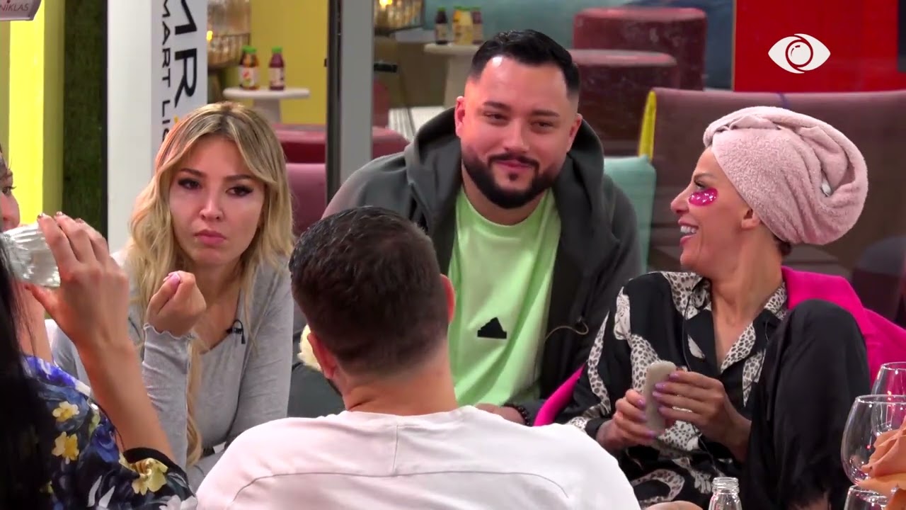 Juli ngacmon Sara Karajn për Fationin: Edhe Gazi të dha lule, po se është duke ikur