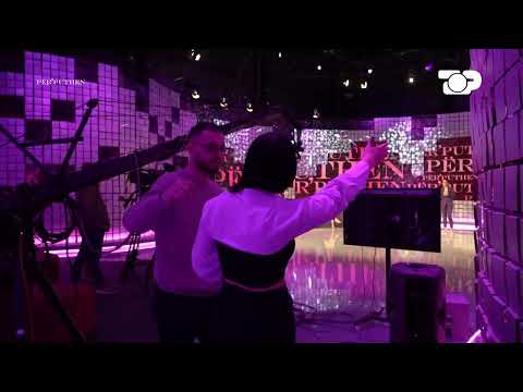 Gisela lë studios e acaruar, Bora e thërret…     Për’puthen prapaskena