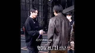 Download lagu Taehyung blushed☺️when Jungkook sing EUPHORIA while pointing at taehyung 😍💕 #taekook #vkook mp3