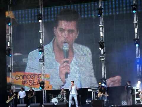 Concert at Sea 2010 - Waylon - Happy song