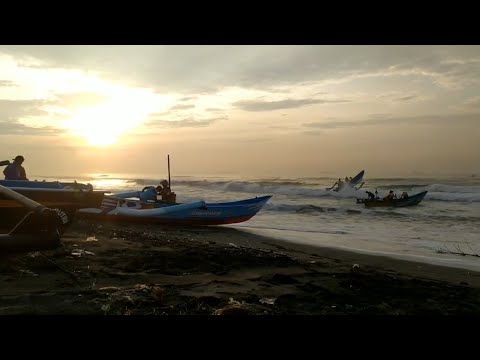 Drama di pantai || melihat perjuangan seorang nelayan, ngerii melawan ombak tinggi