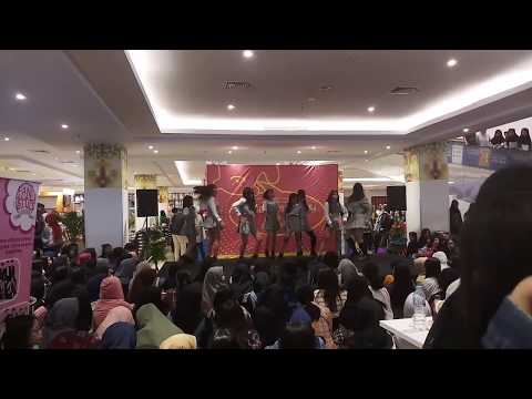 181216 MILKY WICKY Dance Cover Weki Meki (위키미키) - The Boys + Lucky + Crush @Transmart Buah Batu