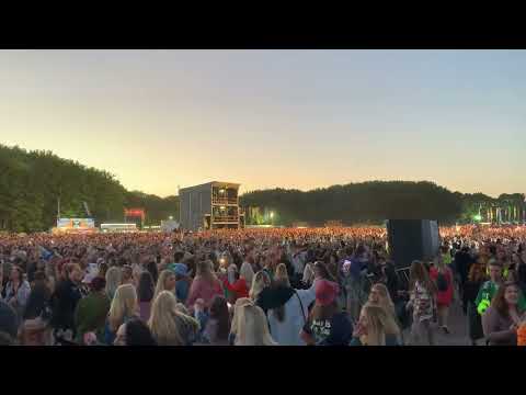 25,000 people singing Dancing Queen by Abba in Belfast
