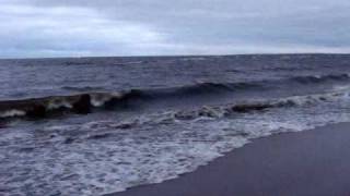 preview picture of video 'Финский залив слегка штормит. Берег Зеленогорска.'