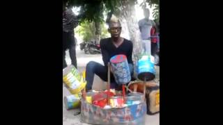 preview picture of video 'O rapaz que toca nas ruas de Luanda como ninguém'