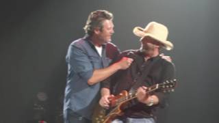 Blake Shelton - Kiss My Country Ass [10.08.2016]