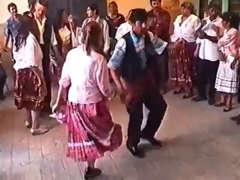 Eötvös Gyula- Sepsiszentgyörgy, Őrkő-i együttes bufa táncokat mutat be 1992