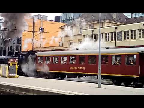 Train a vapeur sortant de gare de Neuchâtel.