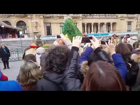 Cae el Rey Melchor del camello en la cabalgata de San Sebastian Donostia frente al ayuntamiento