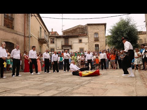 Hinojosa celebra San Juan con el tradicional baile de la bandera 