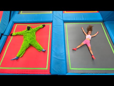 Ruby and Bonnie play safely at the Trampoline Park and follow the rules
