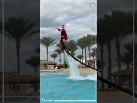 بابا نويل يطير بـ«الفلاي بورد» في الغردقة لتوزيع هدايا العام الجديد