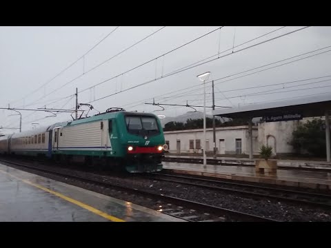 In una giornata piovosa il 12783 arriva a S.Agata M.llo