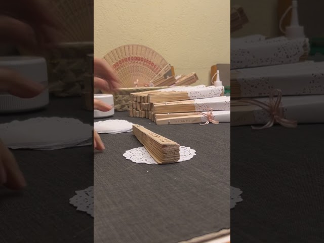 Vídeo relacionado con Regalo Grabado - 15 Abanicos Personalizados de Madera y Tela (PES) | Regalo invitados Bodas, Comunión, Bautizo | Grabado Único en Varilla | Unidades (15)
