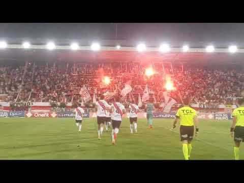 "El espectacular recibimiento de la barra de Curicó Unido al albirro en el inico de la Pirmera B" Barra: Los Marginales &bull; Club: Curicó Unido