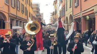 Bologna, il video della festa per la riapertura di via San Felice con i giocolieri e la banda di ...