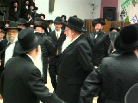 dancing at Skverrer sheva brachos