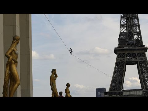 شاهد مغامر يسير وسط باريس على حبل مشدود طوله 600 متر ويرتفع عن الأرض 70 مترا…
