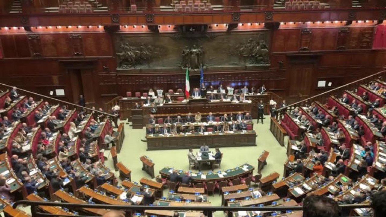 Meloni a opposizioni: "Provate a mettere d'accordo Magi e Fratoianni". Applauso della maggioranza