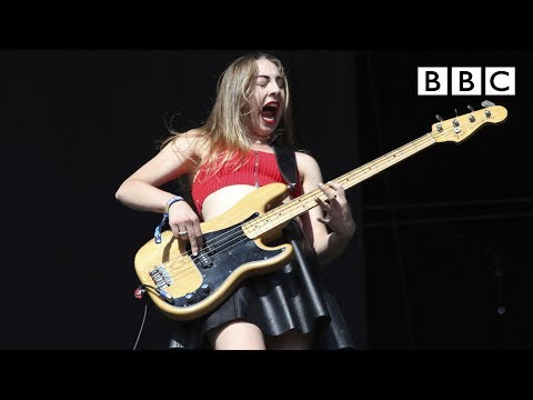 Haim performs Fleetwood Mac's "Oh Well" live at T in the Park - BBC