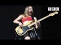 Haim performs Fleetwood Mac's 