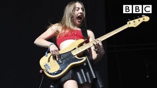 Haim performs Fleetwood Mac&#39;s &quot;Oh Well&quot; live at T in the Park - BBC