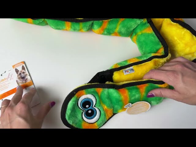 Vídeo relacionado con Outward Hound Invincibles - Juguete de Peluche para Perros - Serpiente - Azul - L