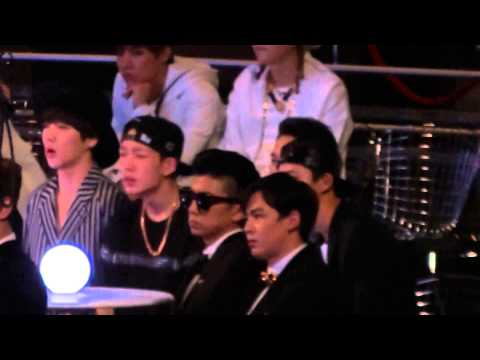 20141203 MAMA Bobby & SeungYoon at artist area while EXO performance