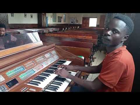 Kidole. juu perfomed by organist Simiyu