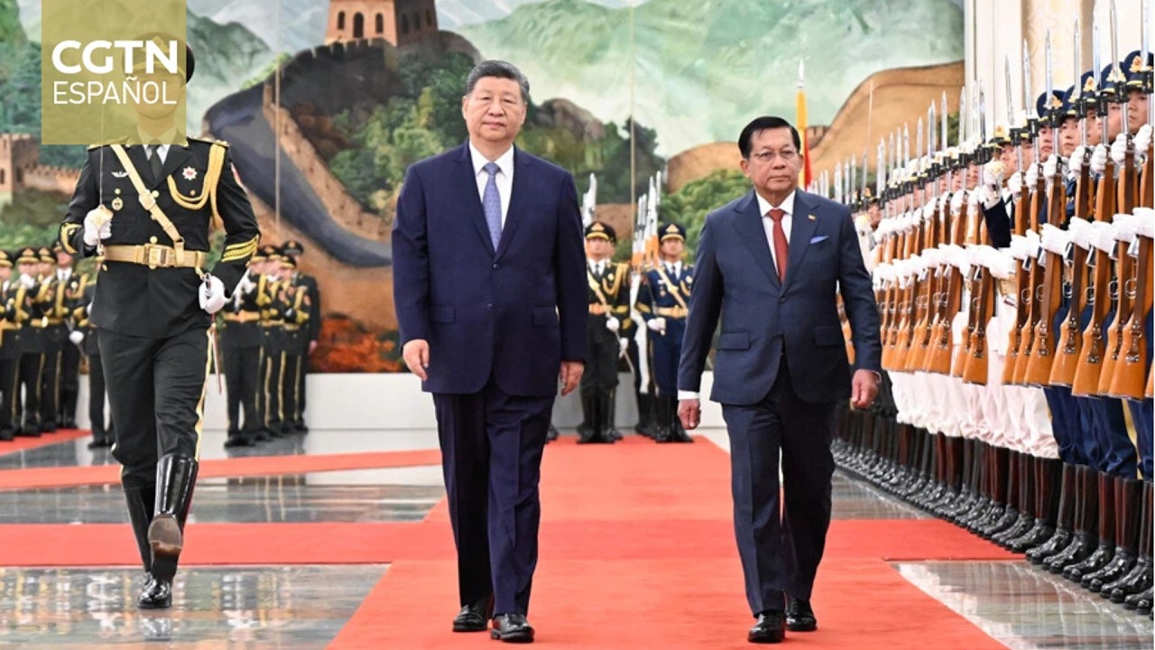 El presidente chino, Xi Jinping, da la bienvenida a su homólogo de Myanmar, Min Aung Hlaing