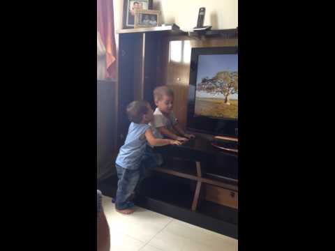 Davi e Pedro dia 23/03/2014. Bagunça na sala e Pedro fazend