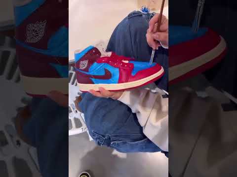 Tag a sneaker head! 🖌️🧵Get discounted tickets in our bio for a DIY class! 👟 #losangeles