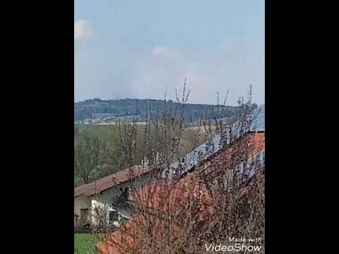 Fußball und feueralarm und leichter feuer im wald