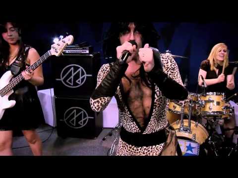 Detonator e as Musas do Metal em "Metal milkshake" no Estúdio Showlivre