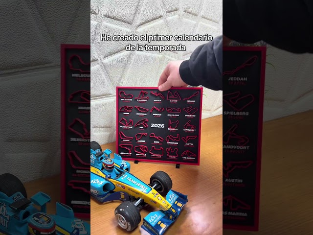 Vídeo relacionado con Calendario F1 2026 Póster Regalos de Fórmula 1 Mercancía F1 Muestra Diseño de Pista y Cronometraje Calendario de Adviento Fórmula 1 para Dormitorio, Sala de Estar y Oficina Decoración Regalos para