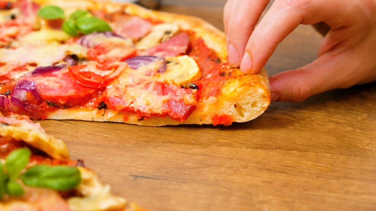 Рецепт теста для пиццы классический итальянский. Тесто для пиццы. Пицца на тонком тесте. Толстое тесто для пиццы. Тонкое тесто для пиццы.