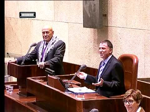 ערוץ הכנסת - באסל גטאס עולה עם כאפייה לדוכן הנואמים במליאה, 12.11.14